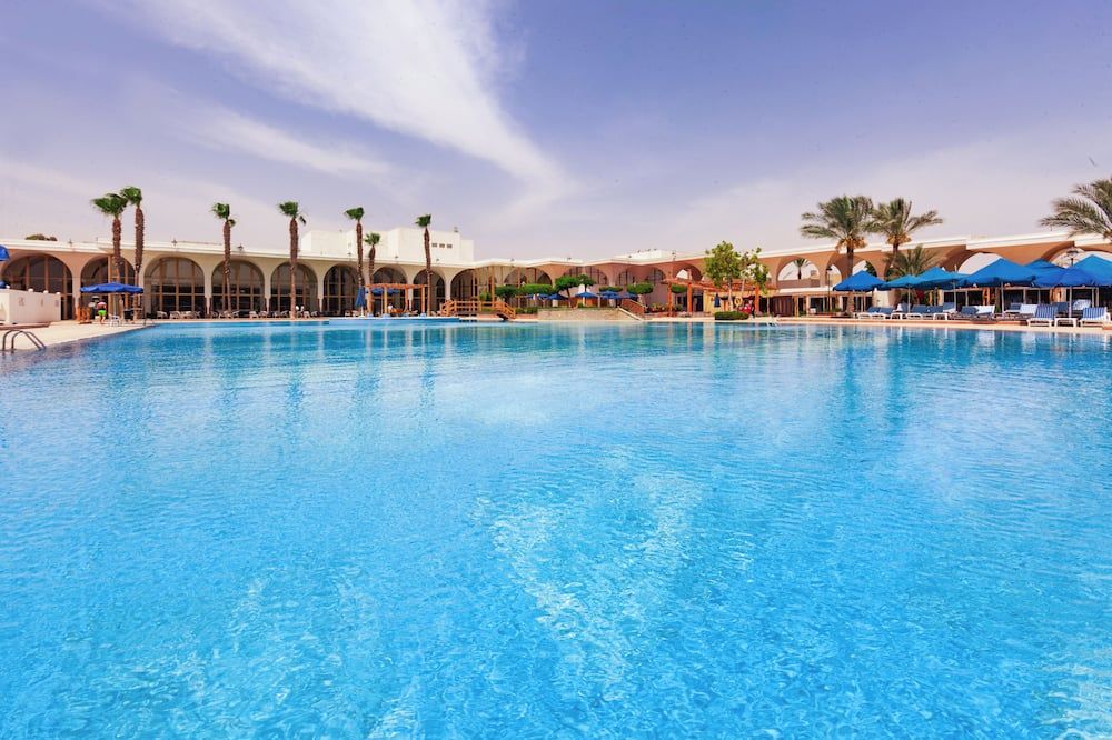 حوض السباحة