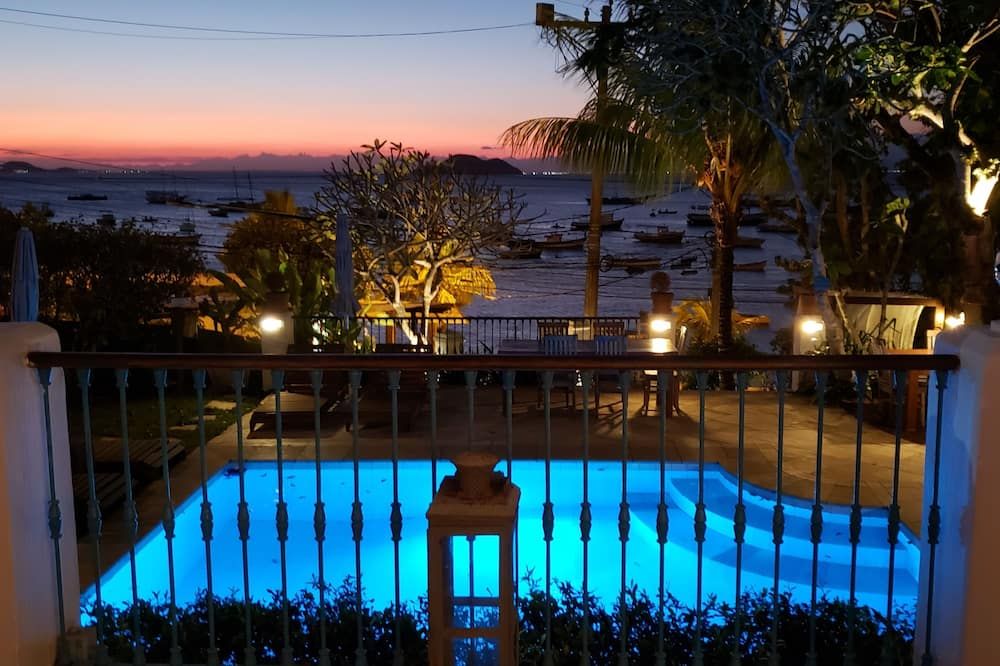 حوض السباحة