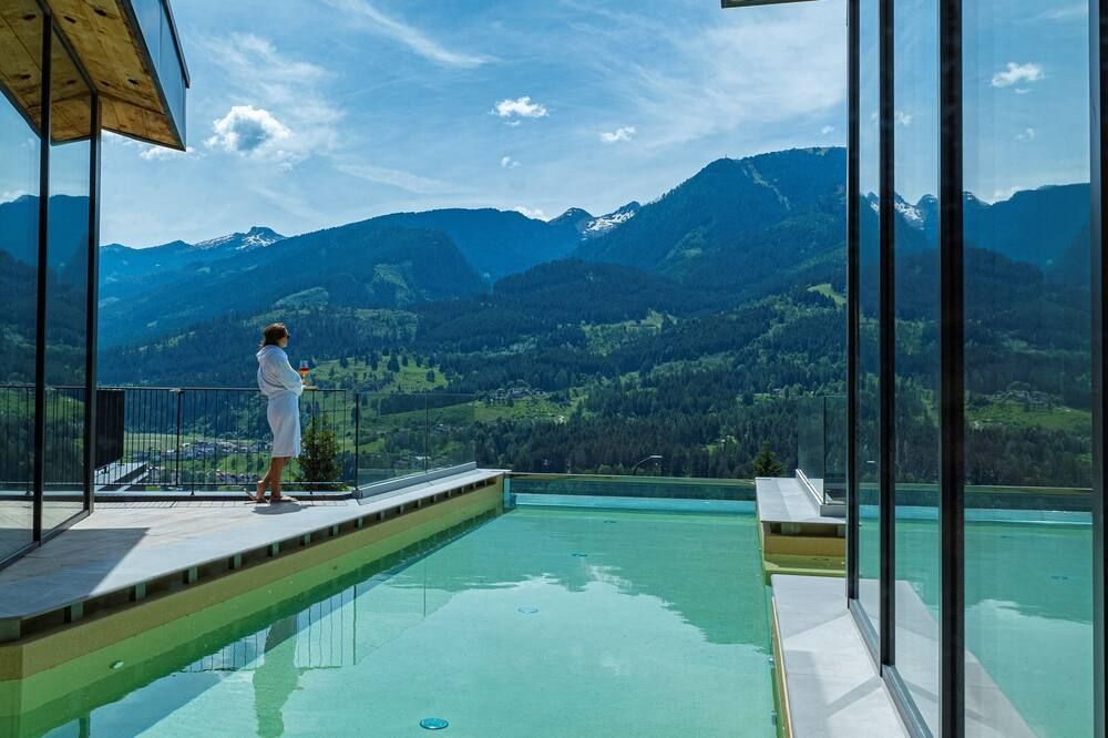 حوض السباحة