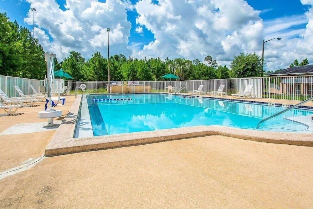 حوض السباحة