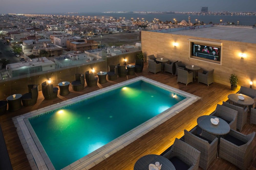 حوض السباحة