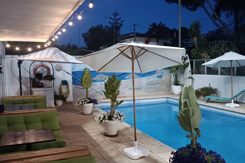 حوض السباحة