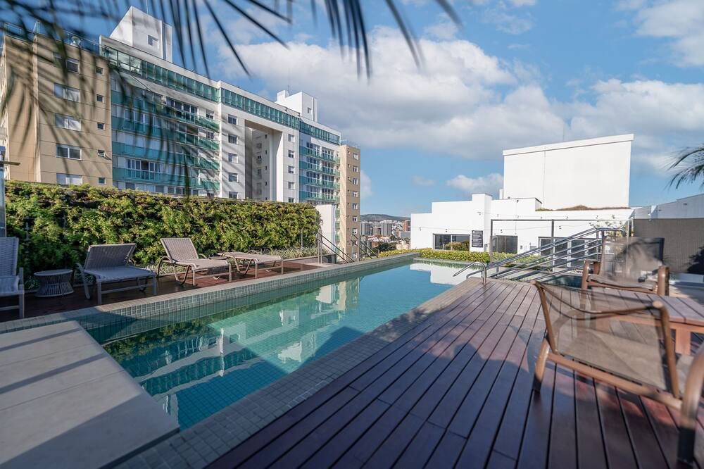 حوض السباحة