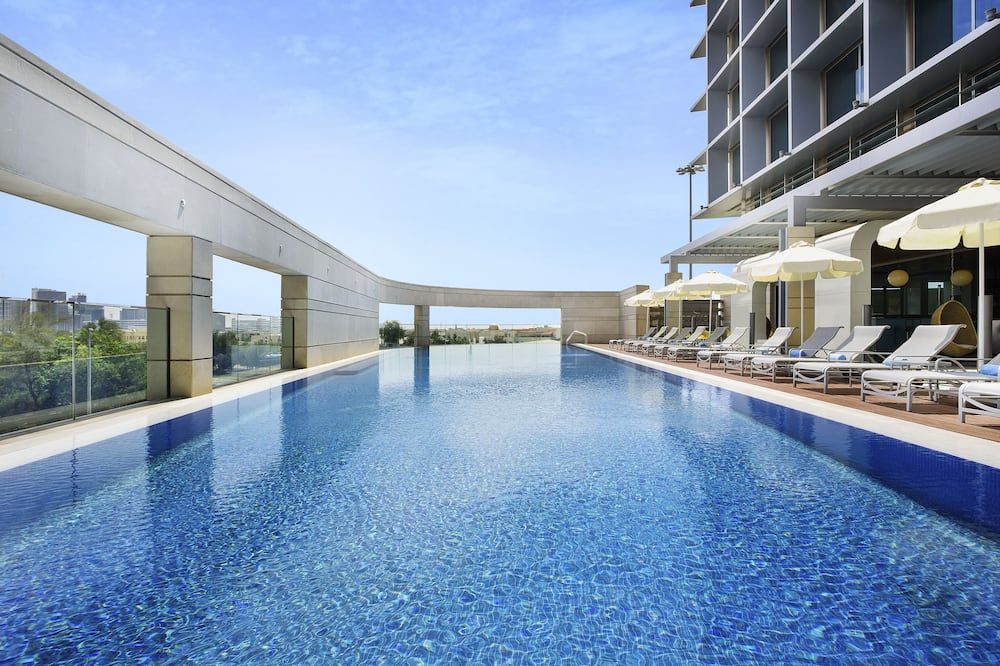 حوض السباحة