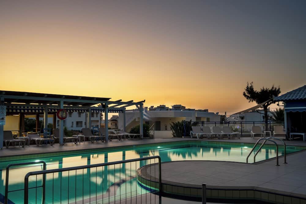 حوض السباحة