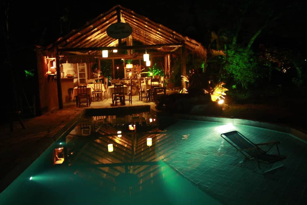 حوض السباحة