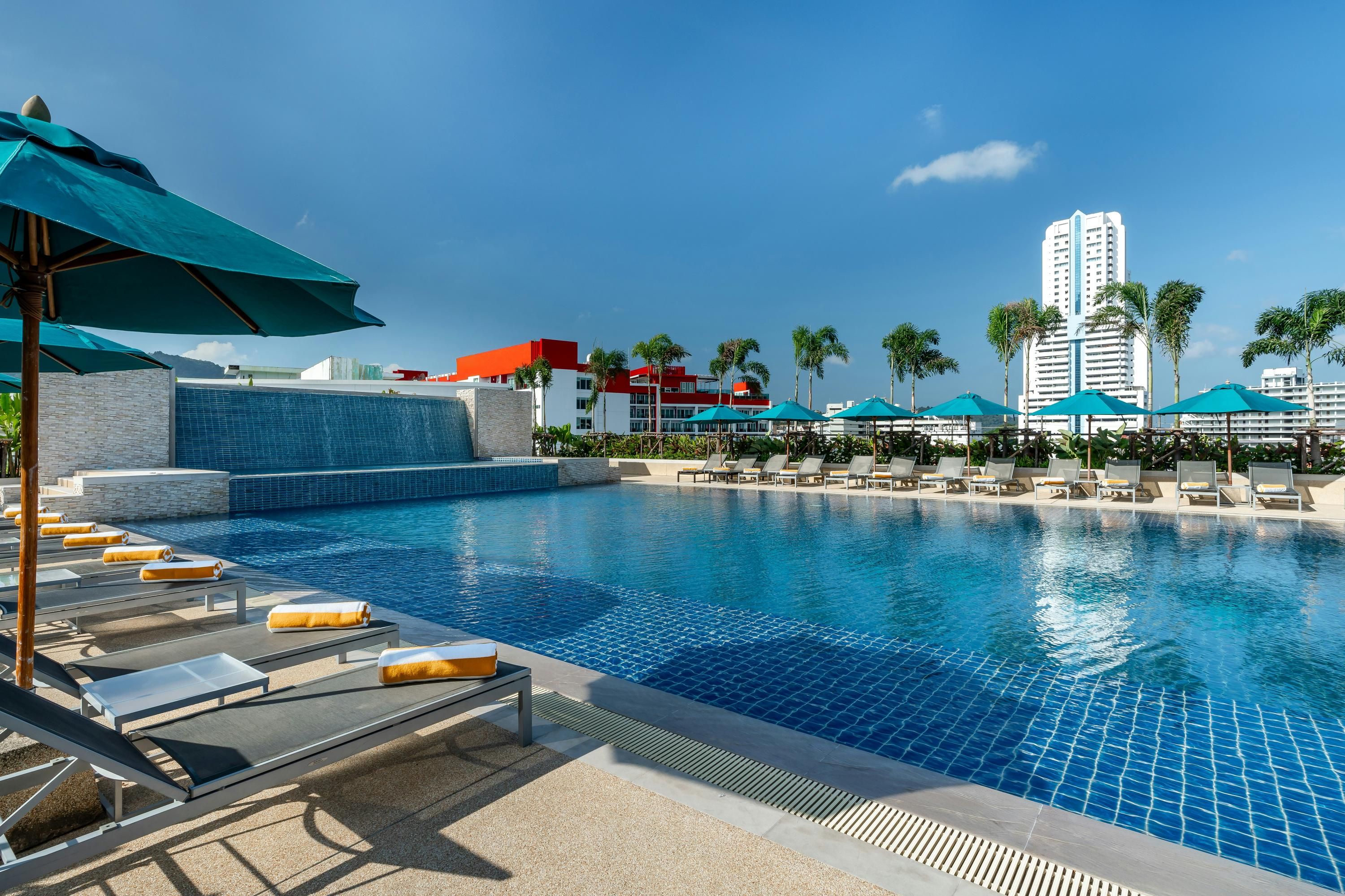 حوض السباحة