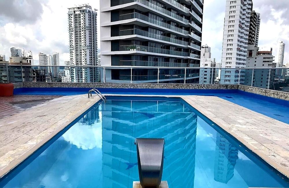 حوض السباحة