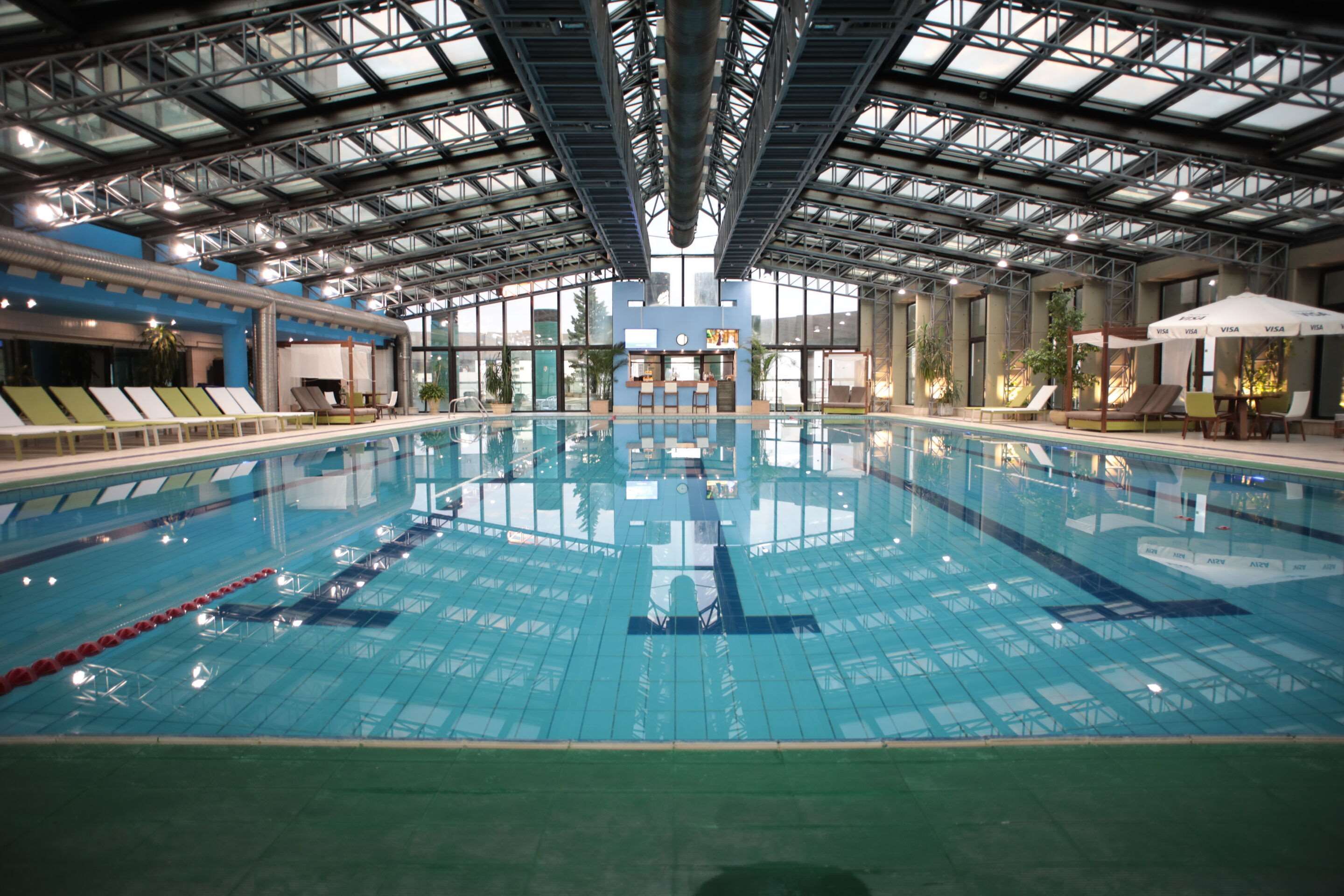 حوض السباحة