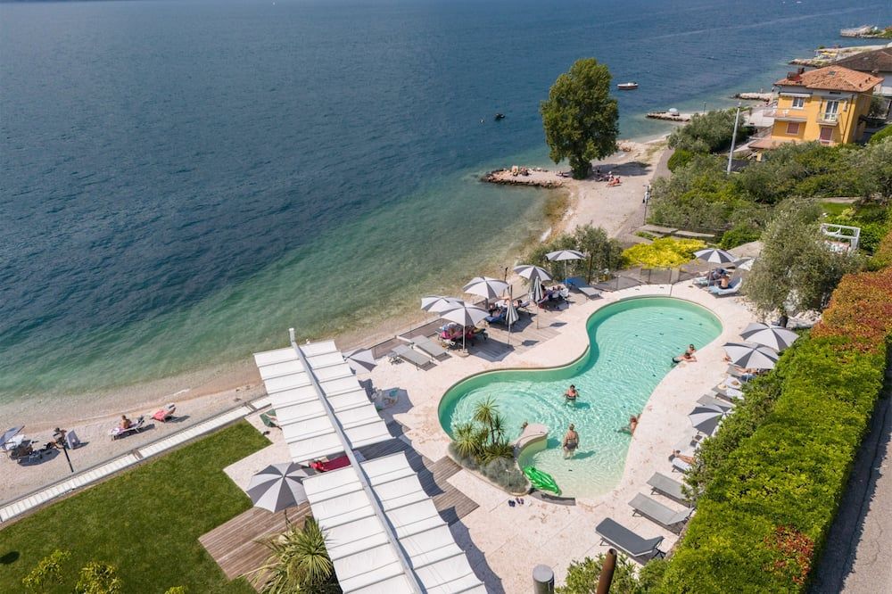 حوض السباحة