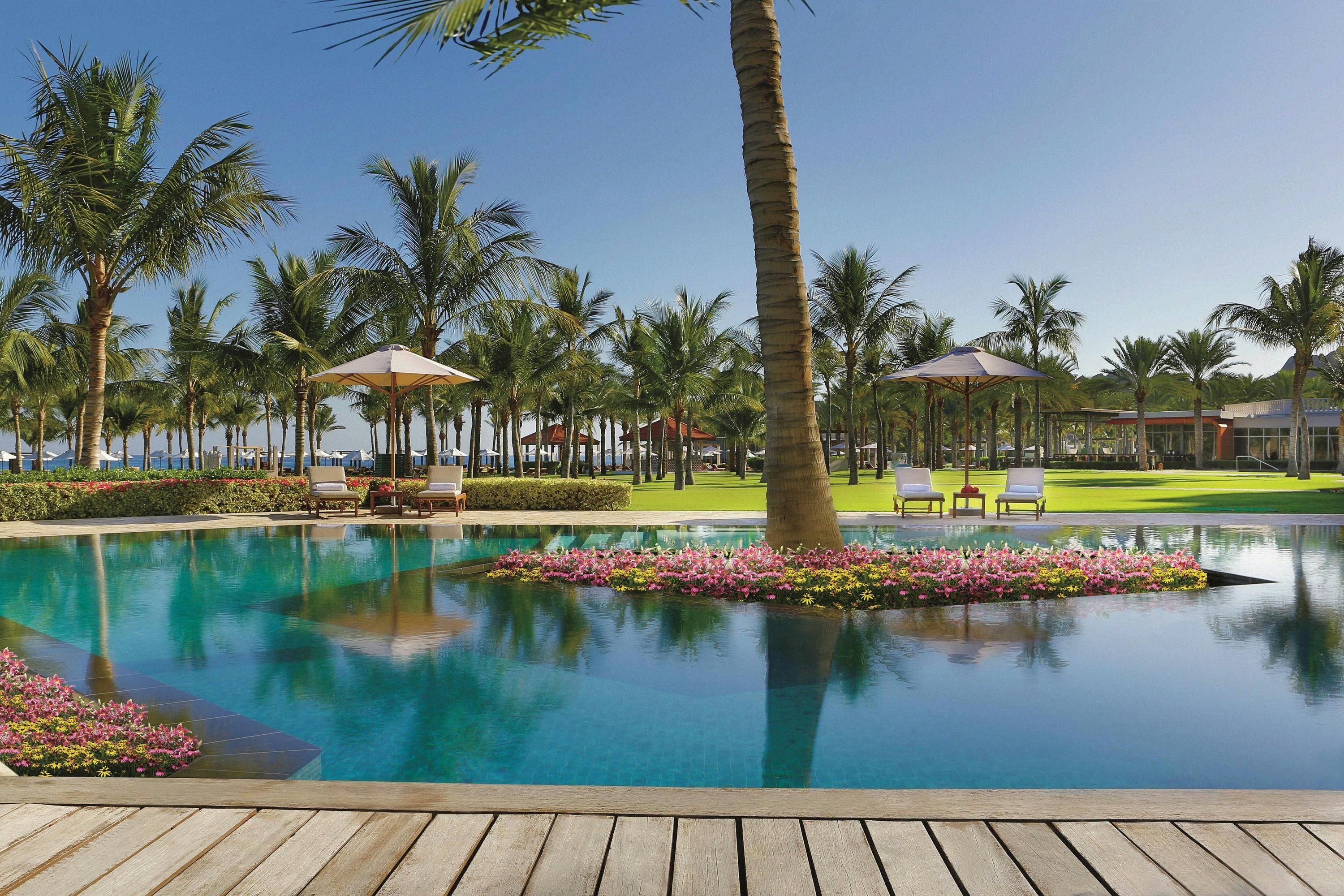 حوض السباحة