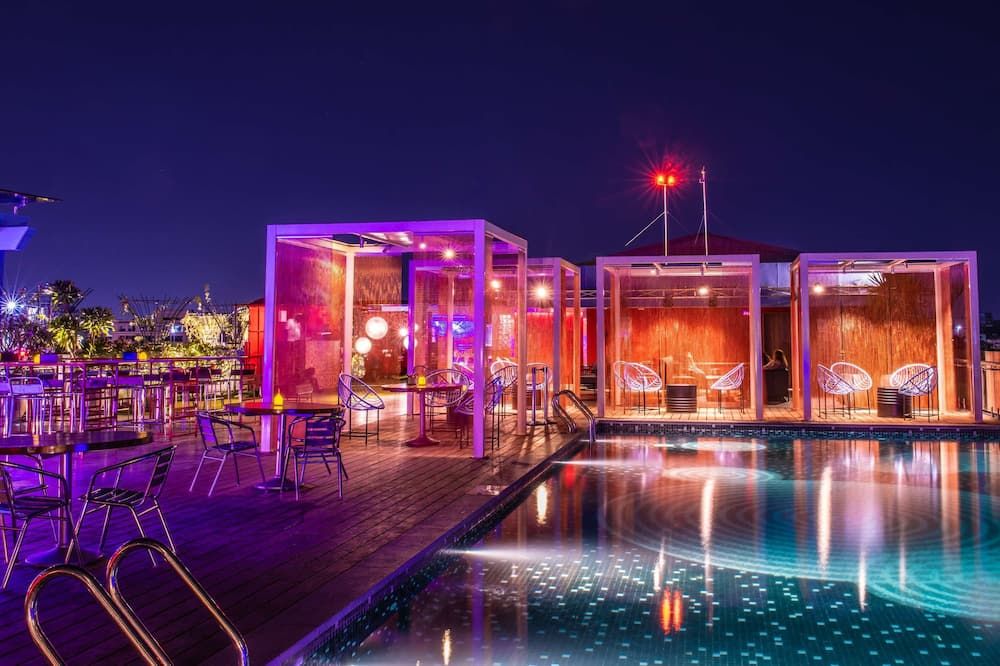 حوض السباحة