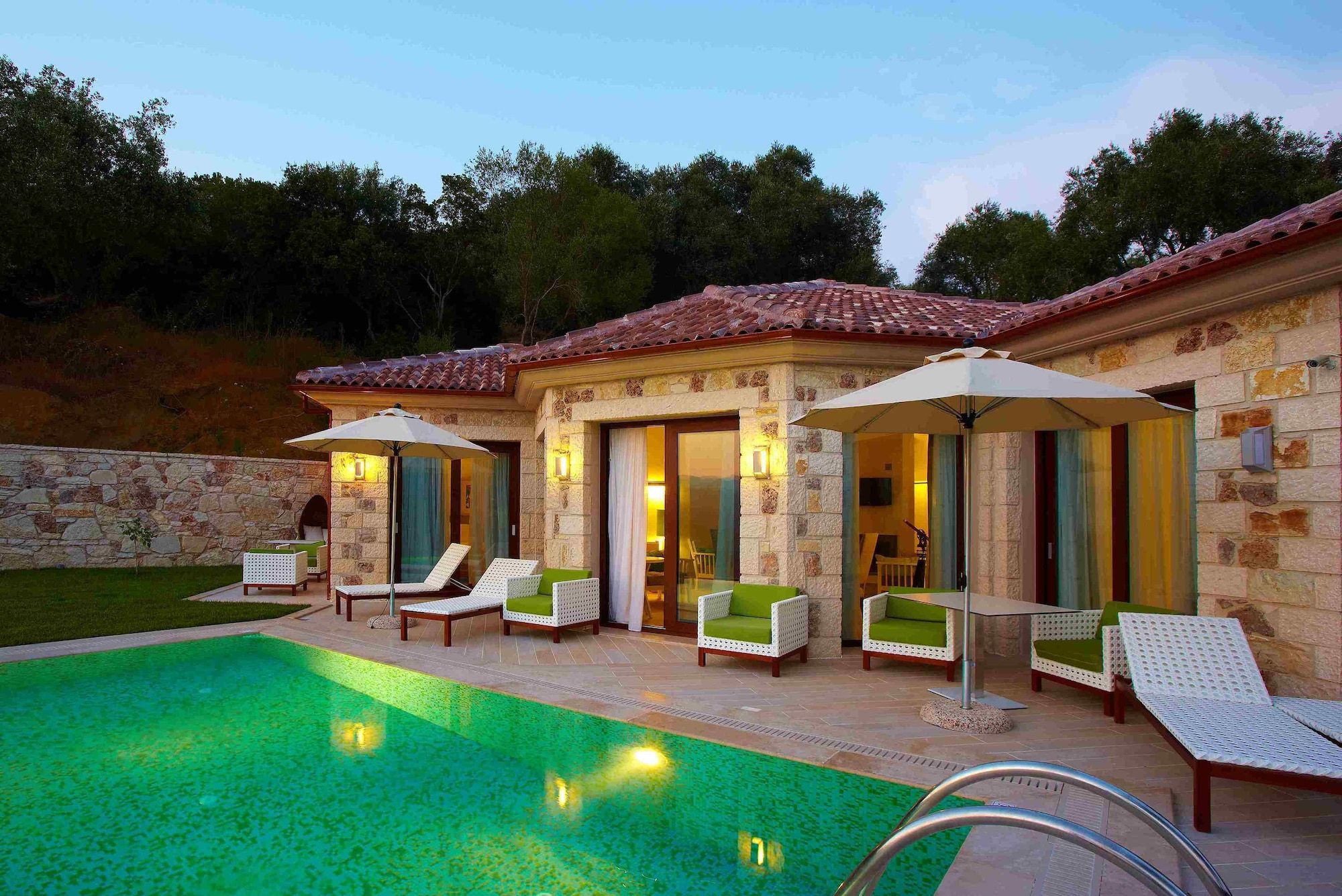 حوض السباحة