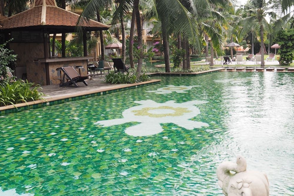 حوض السباحة