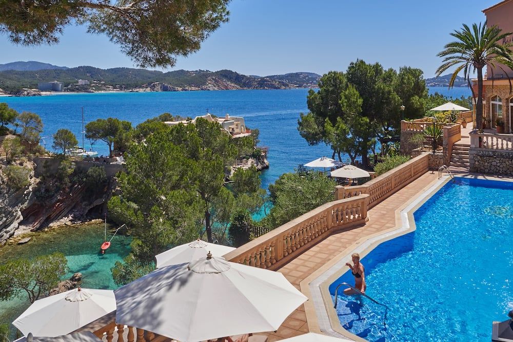 حوض السباحة