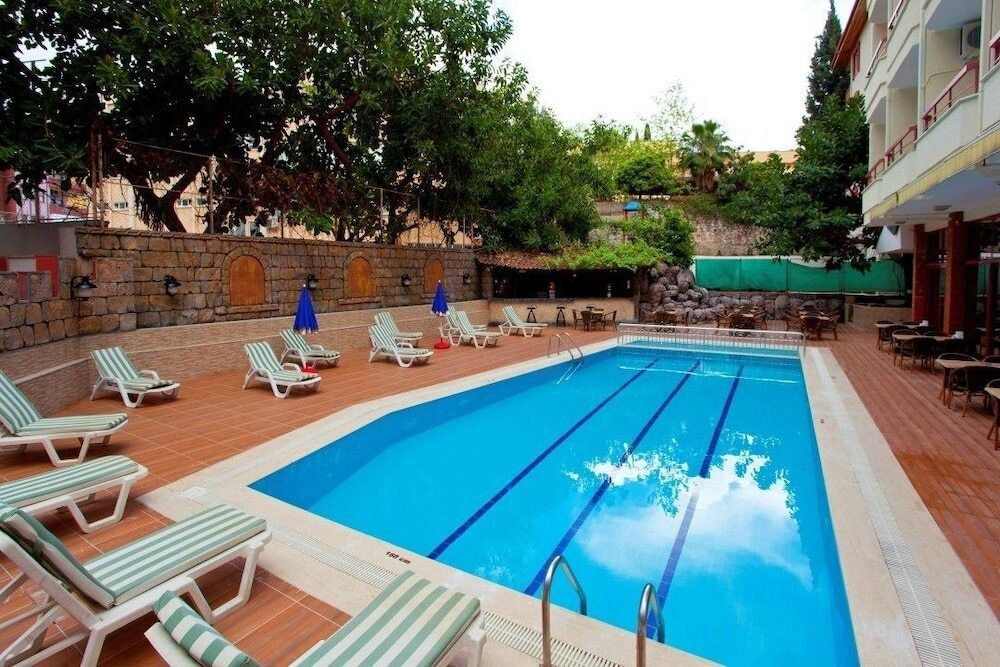 حوض السباحة