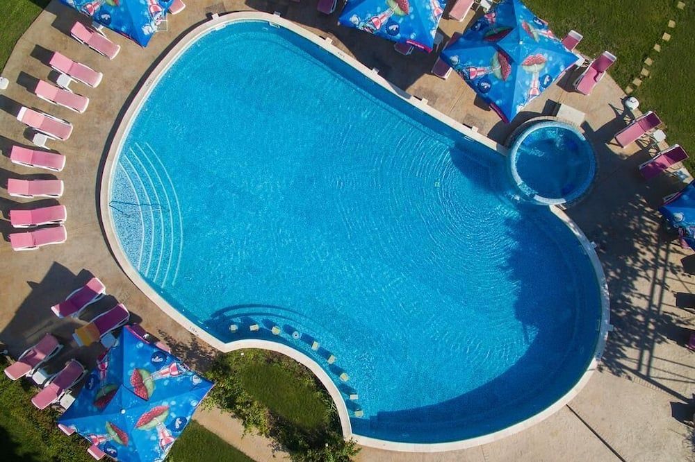 حوض السباحة