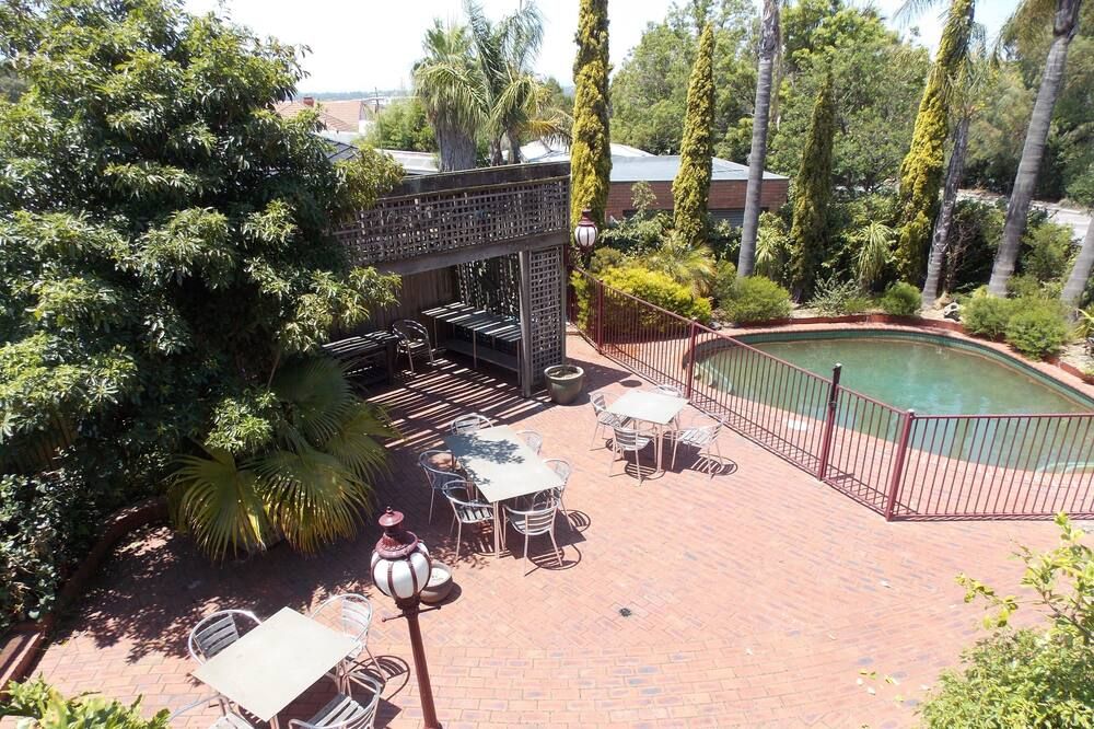 حوض السباحة