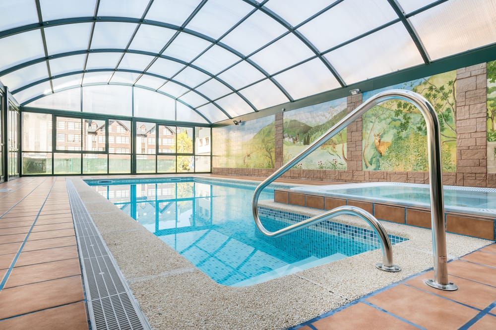 حوض السباحة