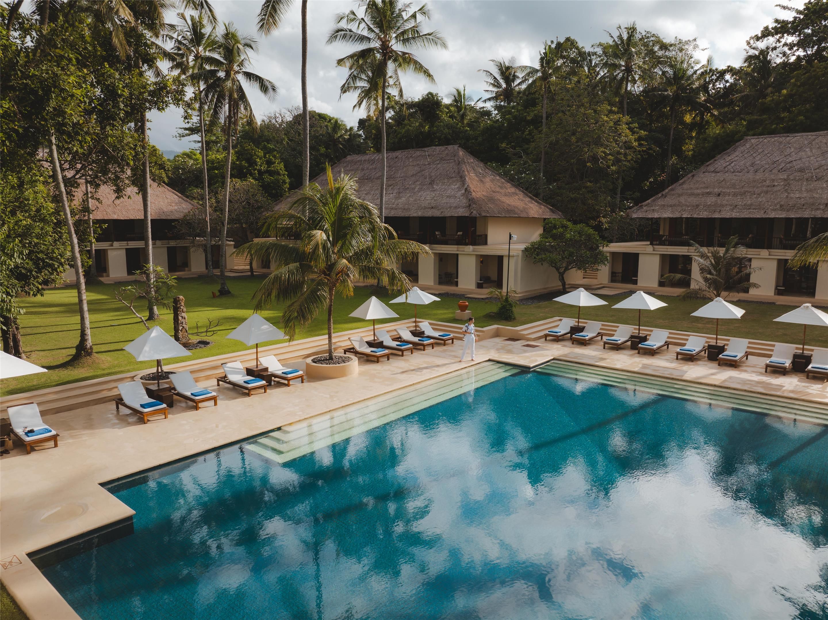 حوض السباحة