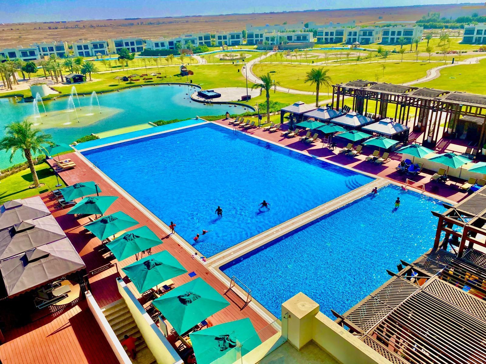 حوض السباحة