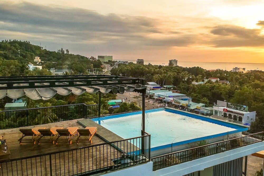 حوض السباحة