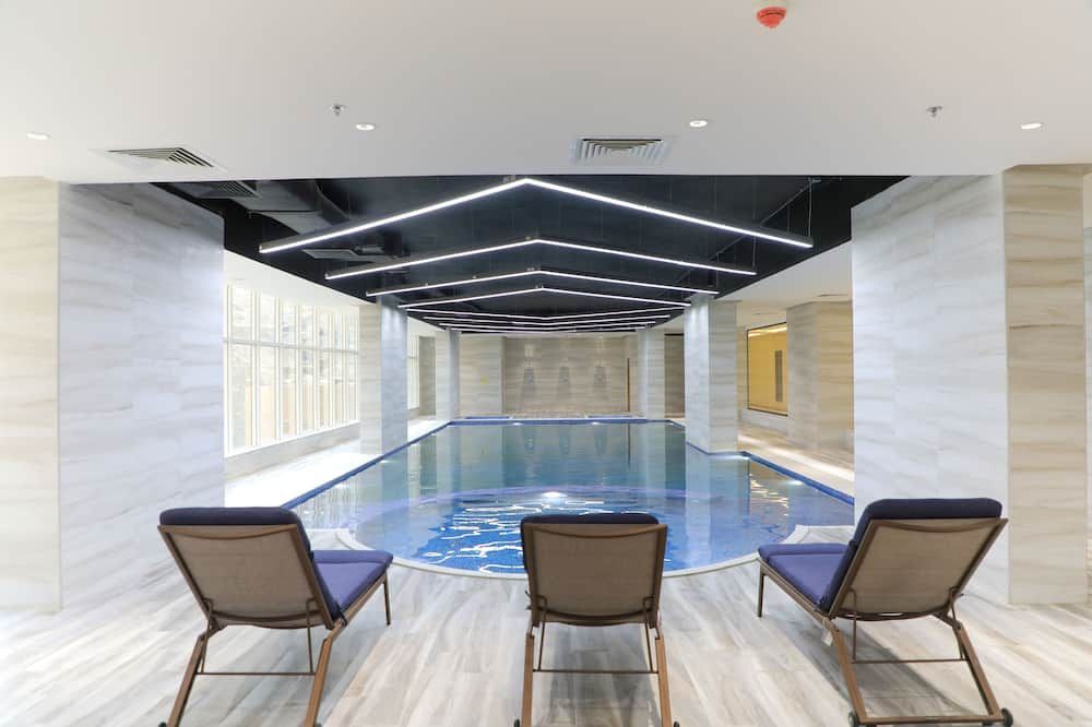 حوض السباحة