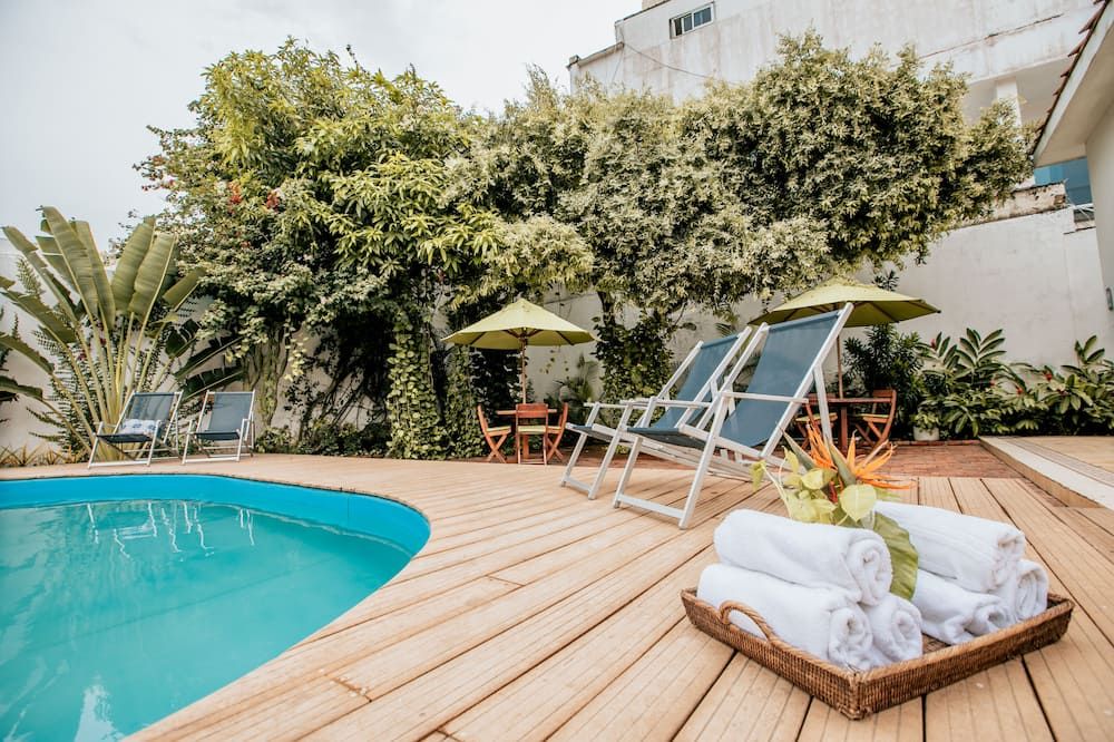 حوض السباحة