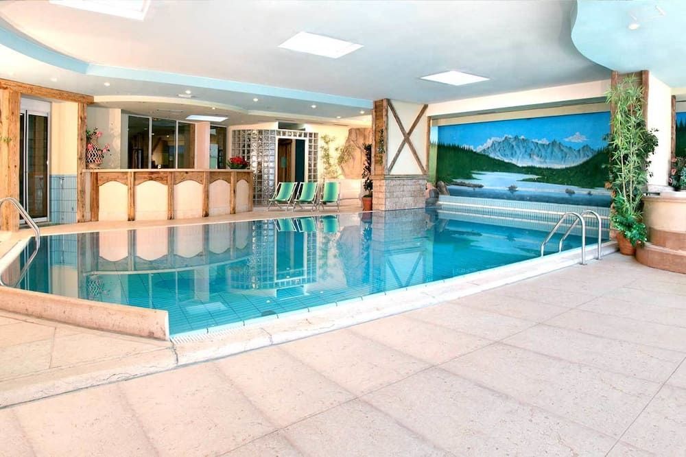 حوض السباحة