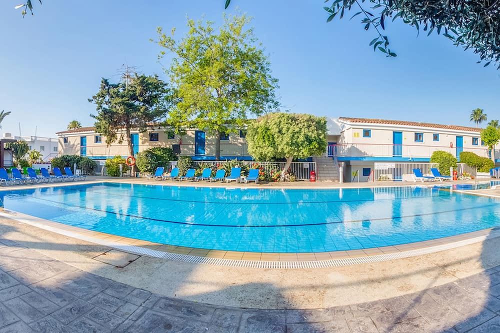 حوض السباحة