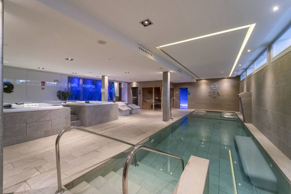 حوض السباحة