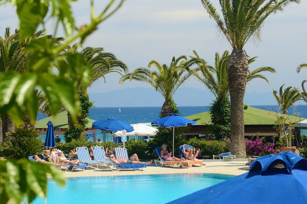 حوض السباحة