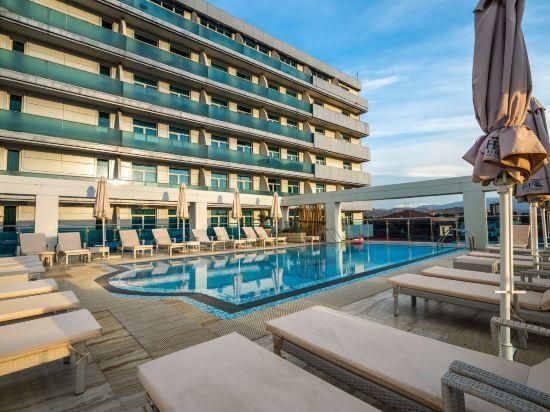 حوض السباحة