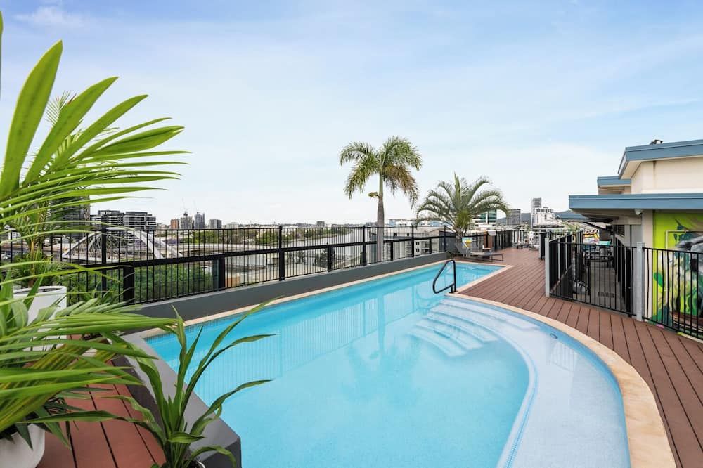 حوض السباحة