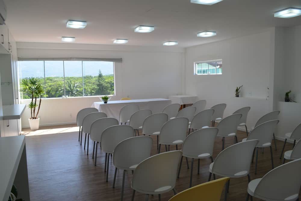 غرفة الاجتماعات