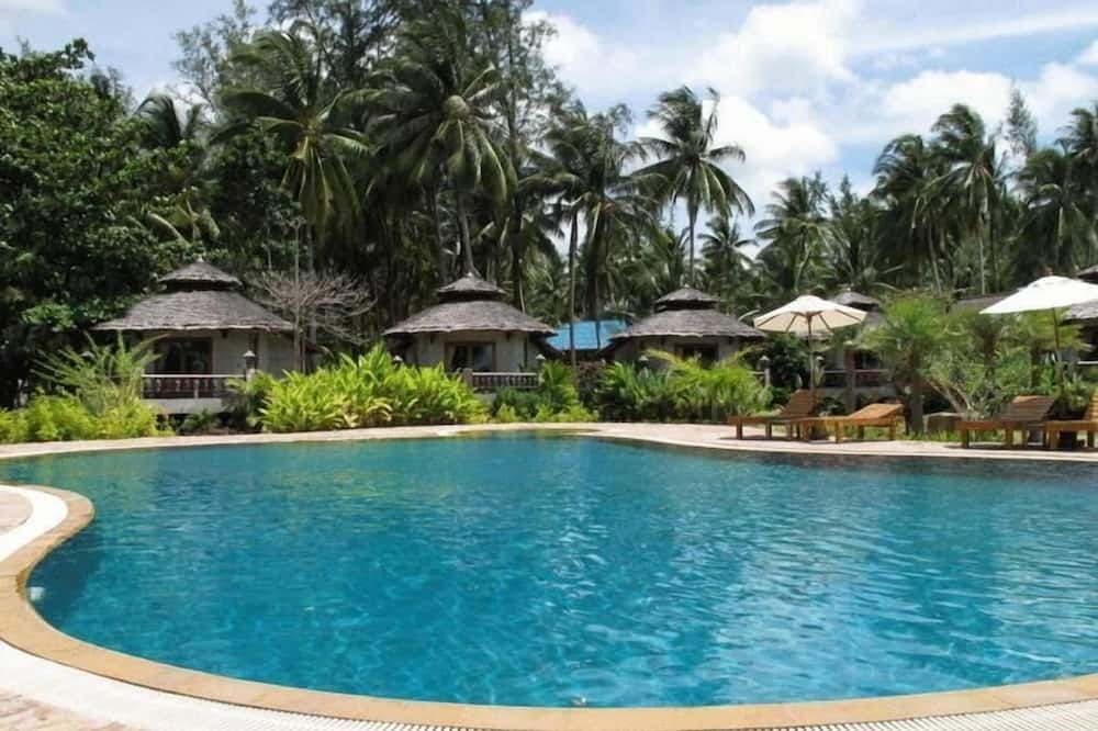 حوض السباحة