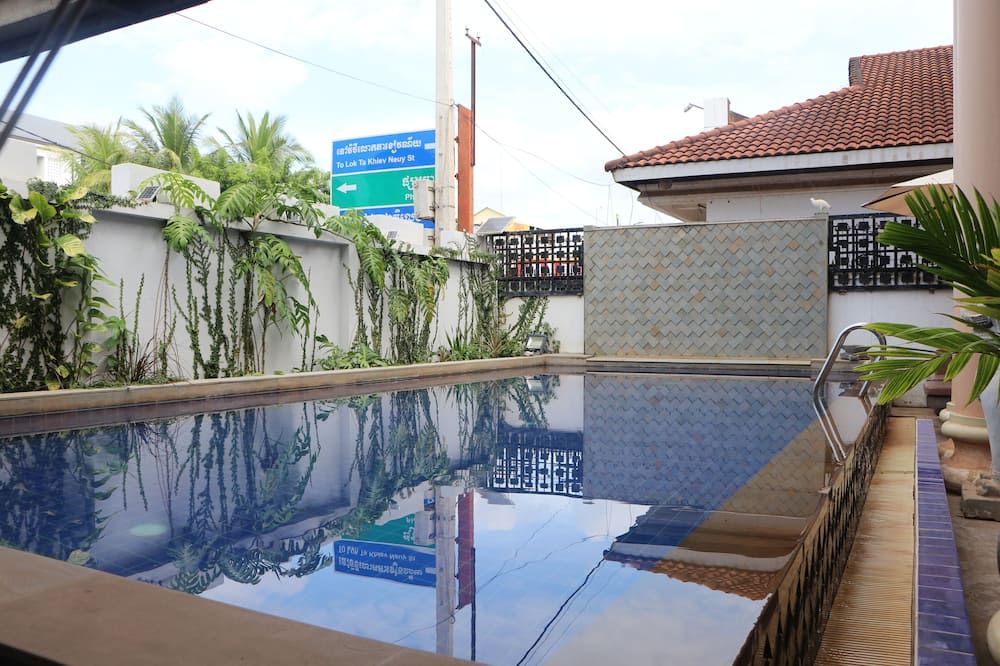 حوض السباحة