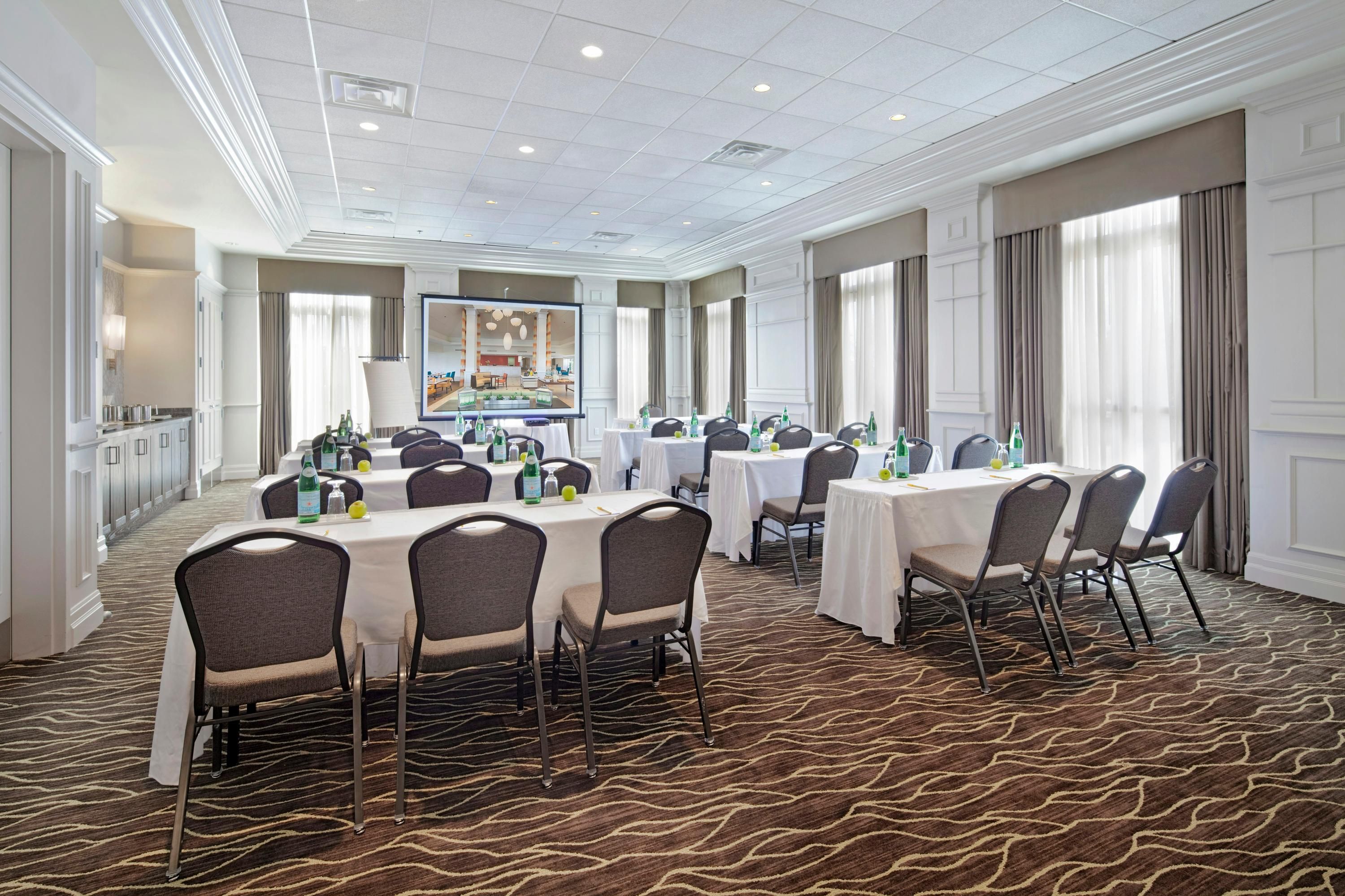 حوض السباحة