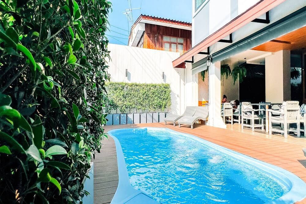 حوض السباحة