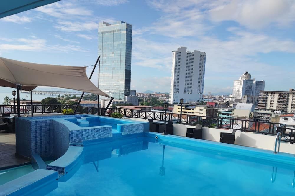 حوض السباحة