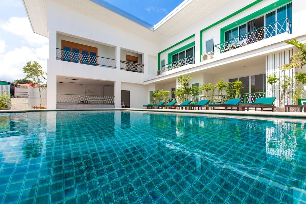 حوض السباحة