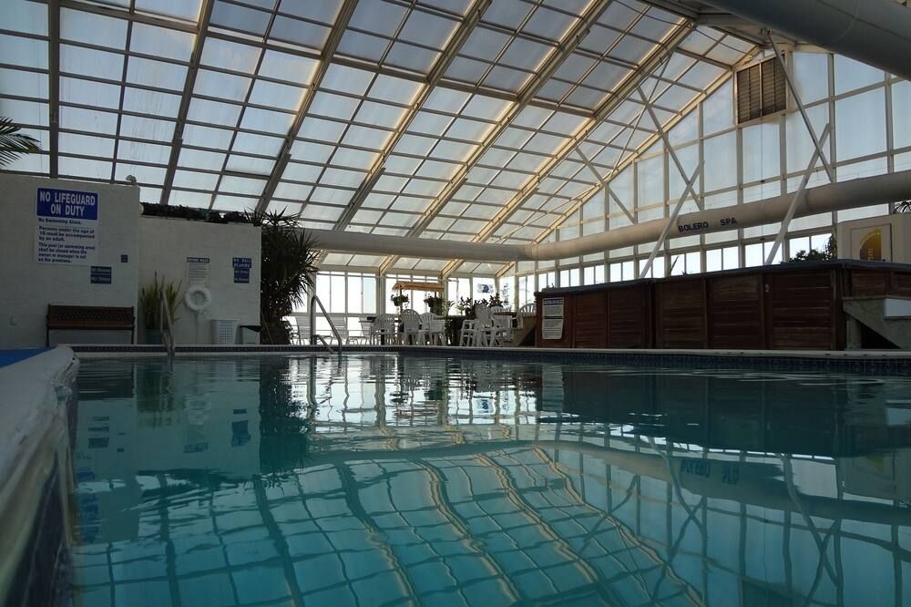 حوض السباحة