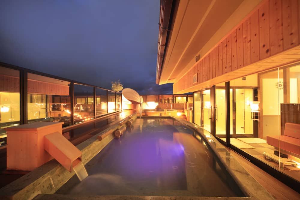 حوض السباحة