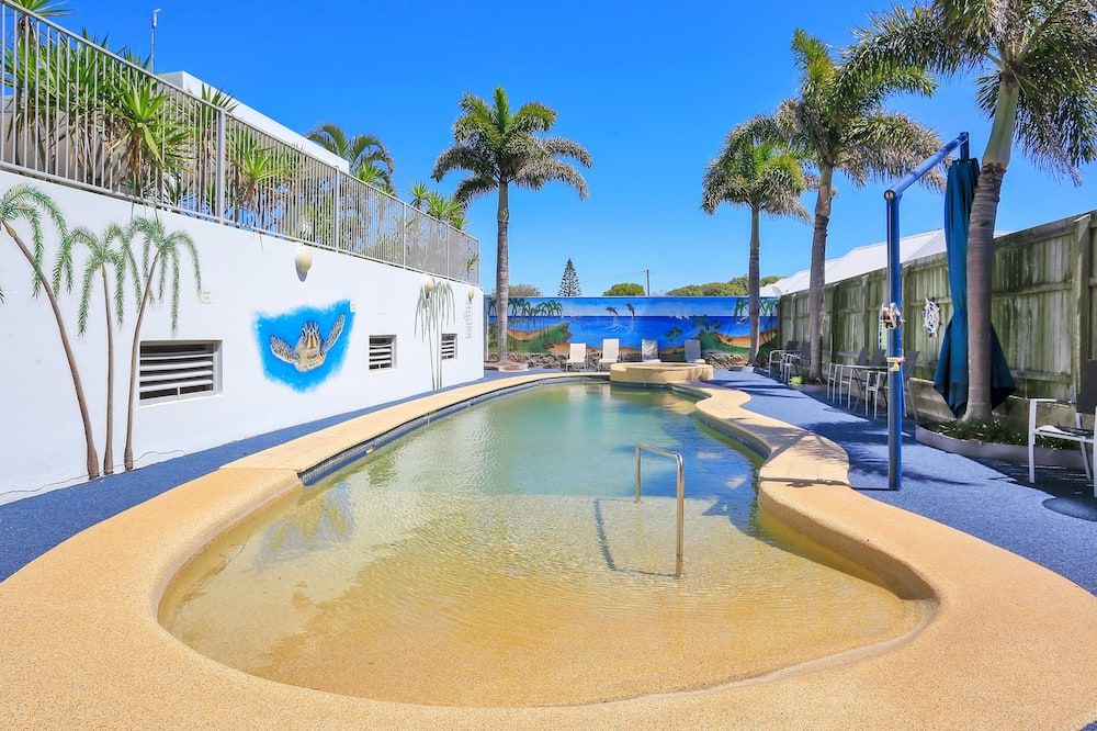 حوض السباحة