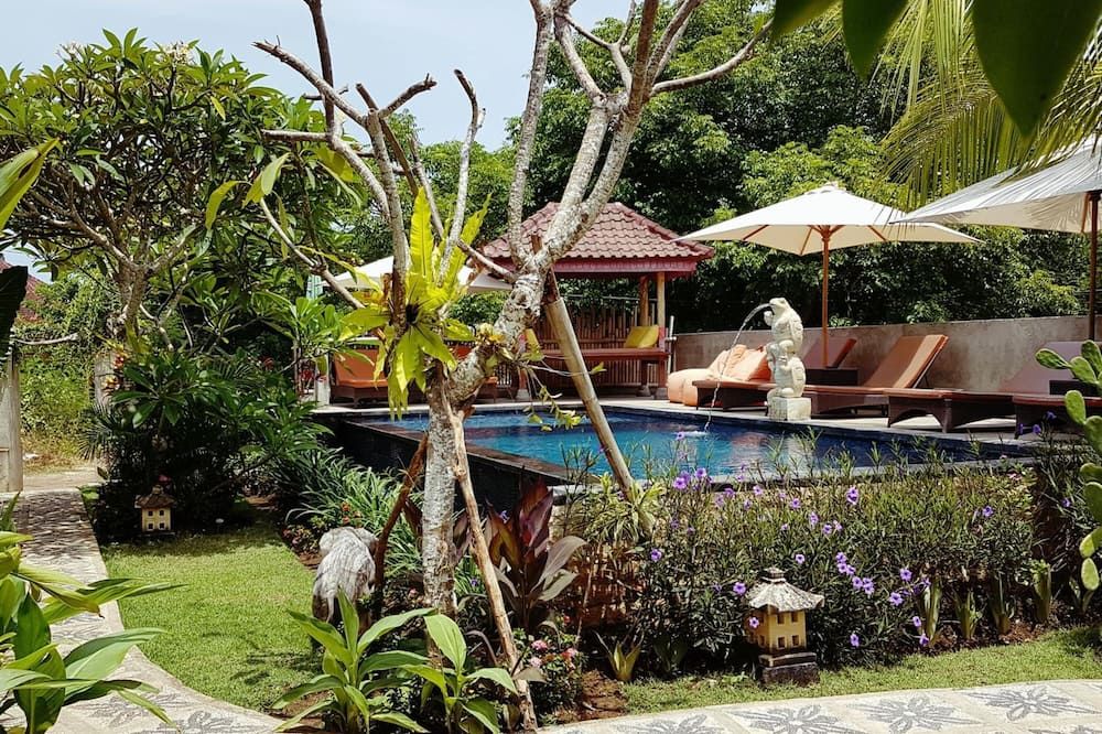 حوض السباحة