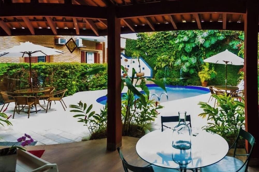 حوض السباحة