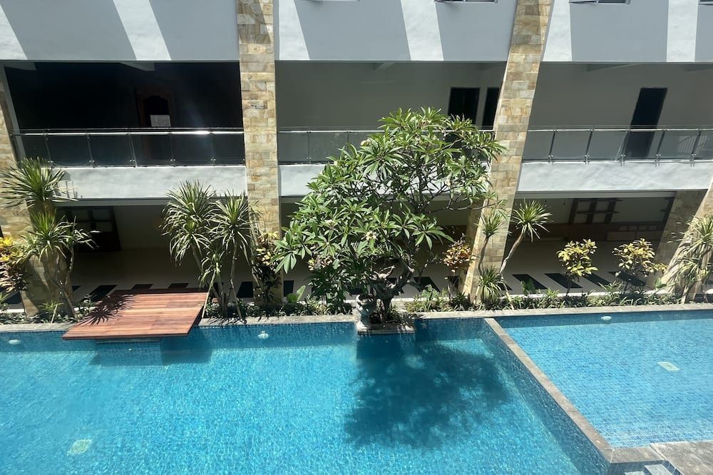 حوض السباحة