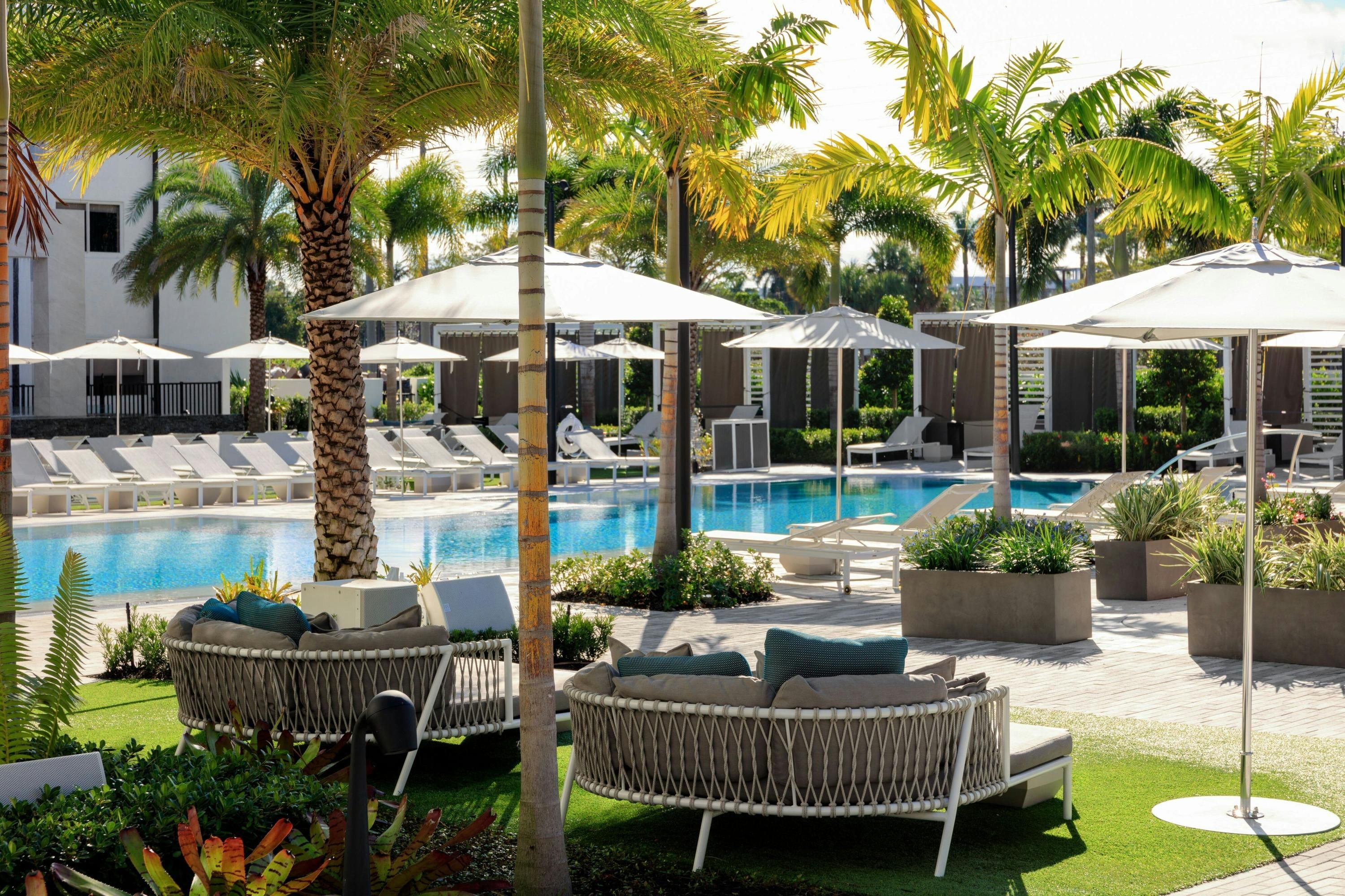 حوض السباحة