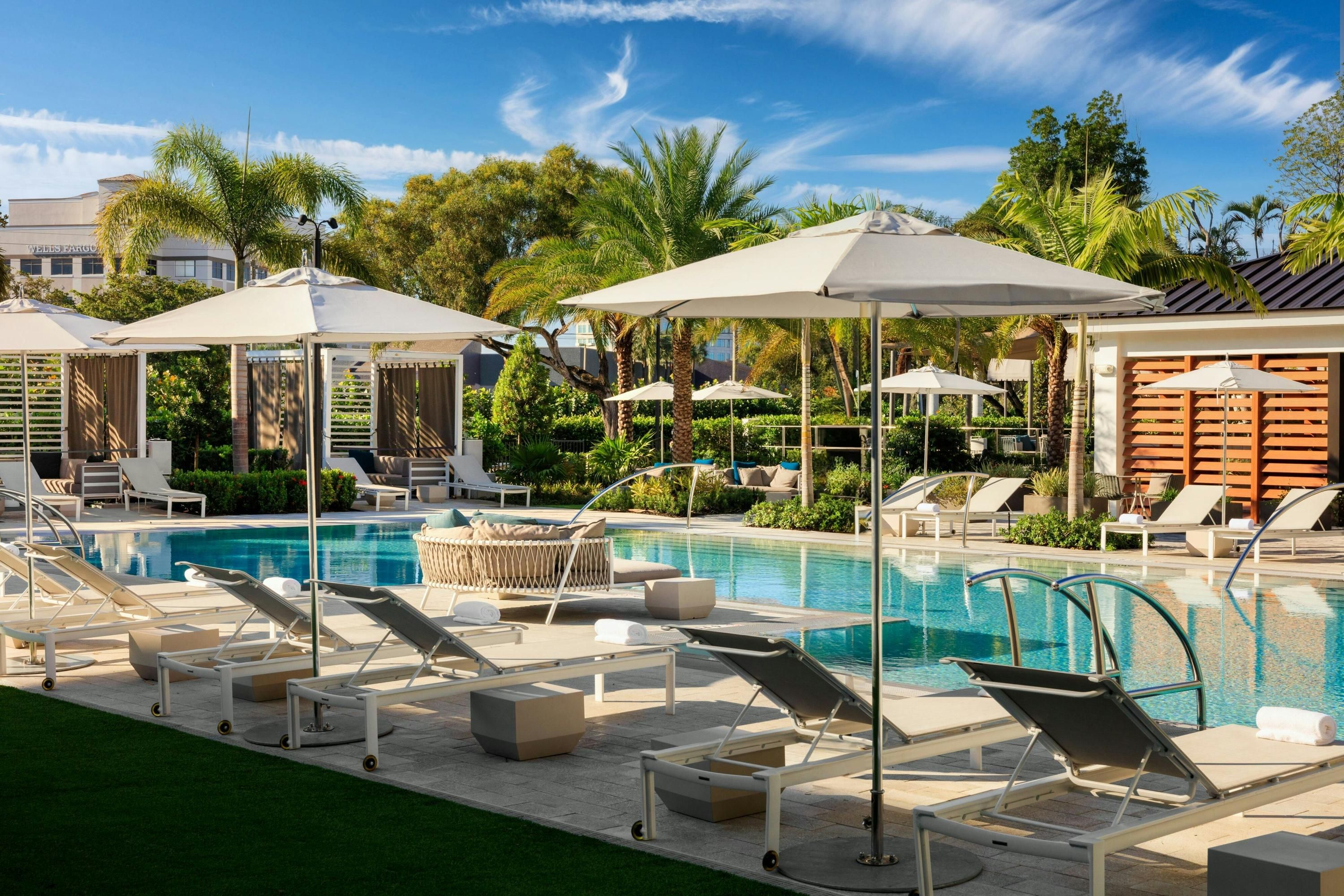 حوض السباحة