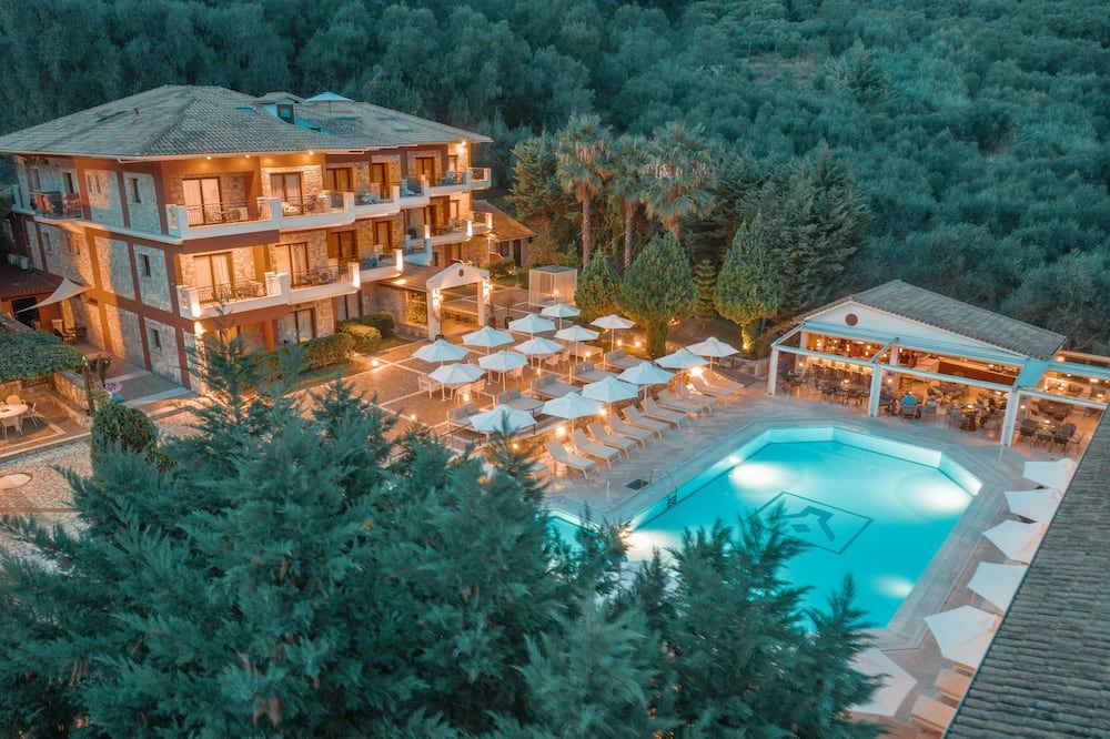 حوض السباحة